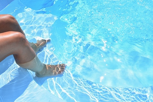 piernas en piscina control cloro