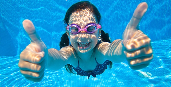 niña feliz bajo el agua